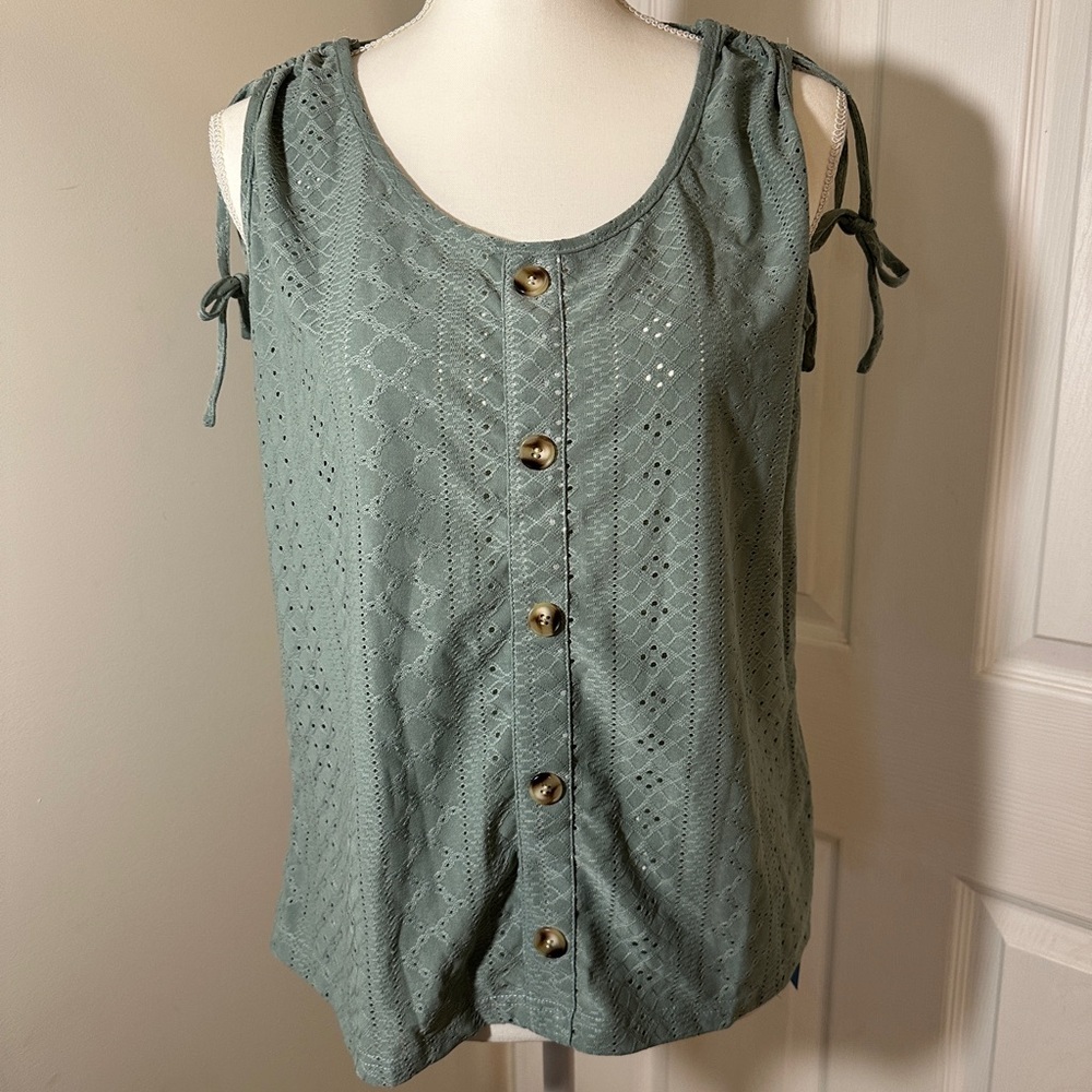 NWT Cupshe green eyelet top.
